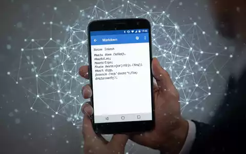 Eine Hand hält ein Android-Smartphone mit einer Notiz-App. Ein digitales Netz-Leuchten im Hintergrund symbolisiert KI und Datenbesitz. - Foto: über boerse-global.de