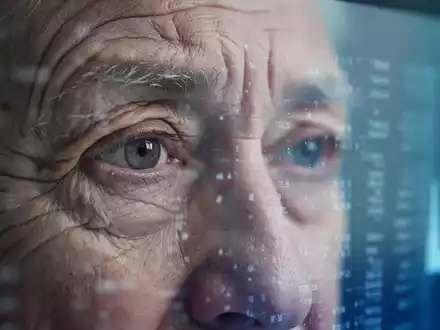 Ein unscharfes Nahaufnahmebild des Auges einer älteren Person, die auf einen digitalen Bildschirm blickt, was Sehbeschwerden andeutet. - Foto: über boerse-global.de