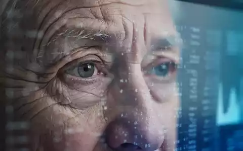 Ein unscharfes Nahaufnahmebild des Auges einer älteren Person, die auf einen digitalen Bildschirm blickt, was Sehbeschwerden andeutet. - Foto: über boerse-global.de