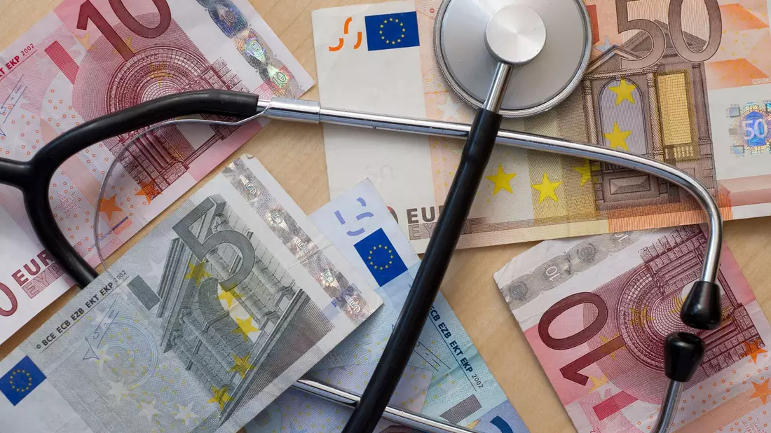 Die stark steigenden Gesundheitsausgaben sollen unter Kontrolle kommen. (Archivbild)  - Bild: picture alliance / ZB