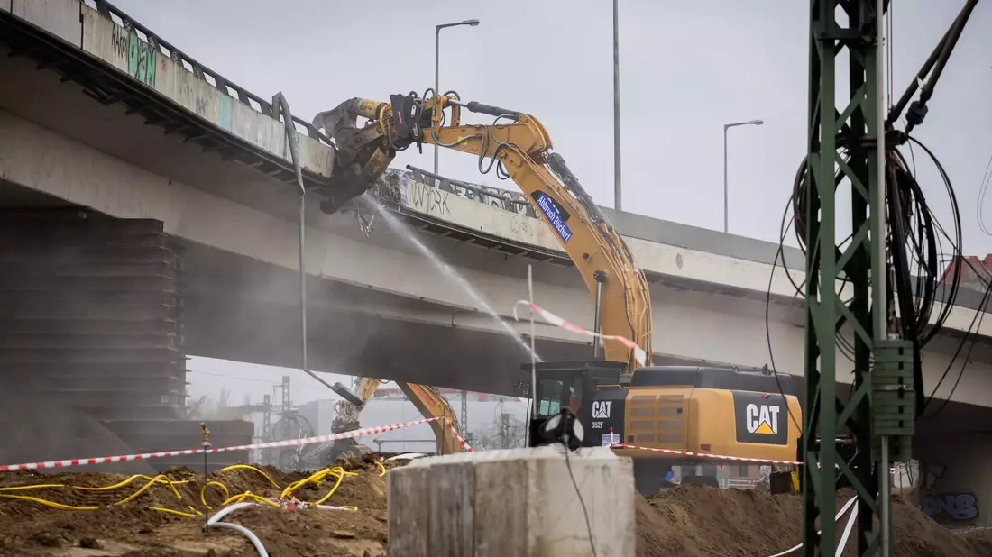 Die Ringbahnbrücke in Berlin trug täglich sehr viel Verkehr. (Archivbild) - Bild: Christoph Soeder/dpa