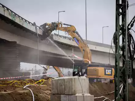 Die Ringbahnbrücke in Berlin trug täglich sehr viel Verkehr. (Archivbild) - Foto: Christoph Soeder/dpa