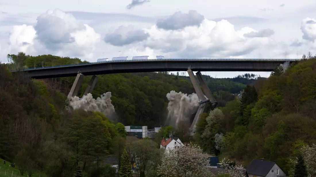 Die Rahmede-Talbrücke wurde gesprengt und neu gebaut. (Archivbild) - Bild: Christoph Reichwein/dpa