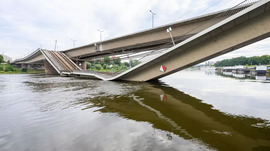 Teile der Carolabrücke über der Elbe stürzten 2024 völlig überraschend ein. (Archivbild)  - Bild: Robert Michael/dpa
