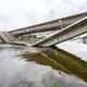 Teile der Carolabrücke über der Elbe stürzten 2024 völlig überraschend ein. (Archivbild)  - Bild: Robert Michael/dpa