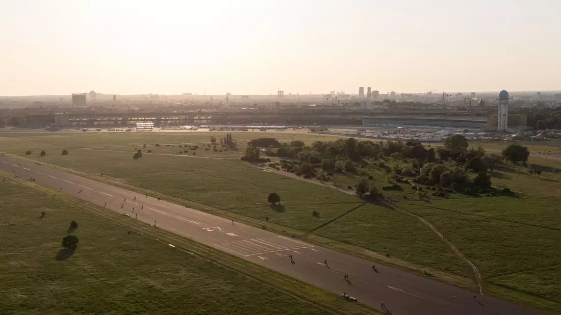 Große Freiflächen wie das Tempelhofer Feld in Berlin sind super fürs Stadtklima. (Archivbild) - Bild: Sebastian Gollnow/dpa