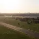 Große Freiflächen wie das Tempelhofer Feld in Berlin sind super fürs Stadtklima. (Archivbild) - Bild: Sebastian Gollnow/dpa