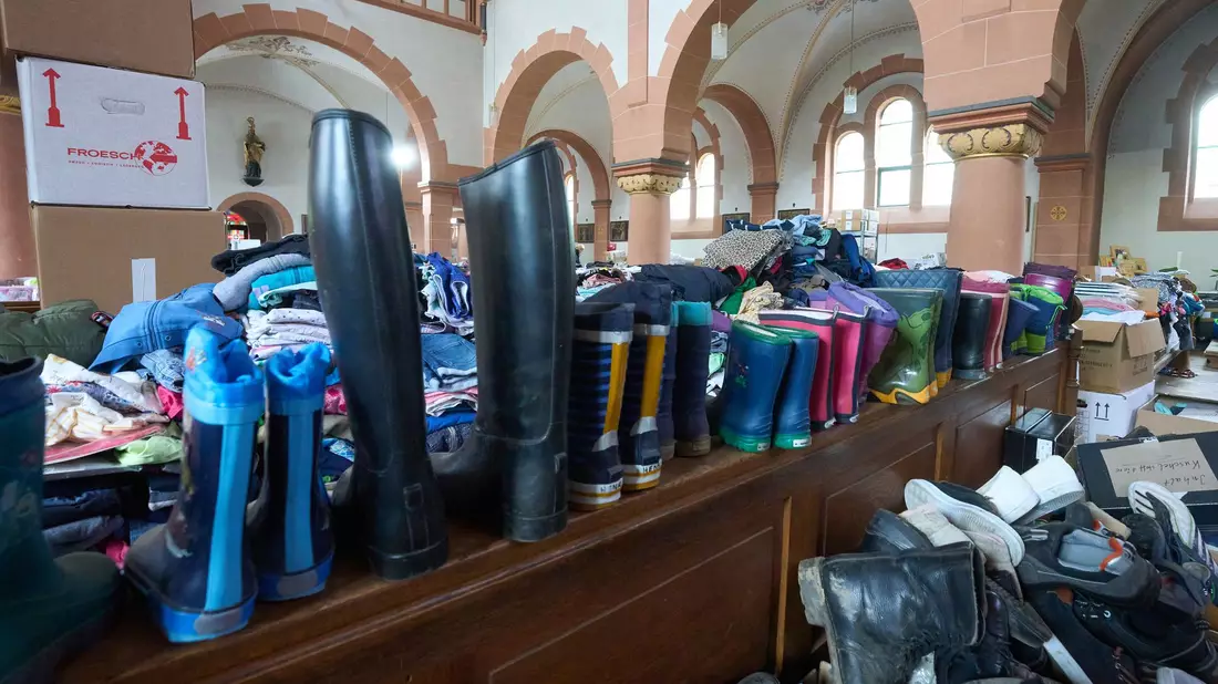 Auch Gummistiefel für Kinder gehörten zu den benötigten Hilfsgütern nach der Flut. (Archivbild) - Bild: Thomas Frey/dpa