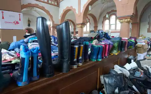 Auch Gummistiefel für Kinder gehörten zu den benötigten Hilfsgütern nach der Flut. (Archivbild) - Foto: Thomas Frey/dpa