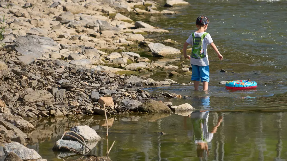 Die Ahr war tödlich, doch viele Kinder sagen weiterhin, dass sie gern dort leben. (Archivbild) - Bild: Thomas Frey/dpa