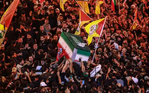 Mehr als vier Monate nach seiner Tötung ist Irans früherer oberster Führer Ajatollah Ali Chamenei beerdigt worden.  - Foto: Ameer Al-Mohammedawi/dpa
