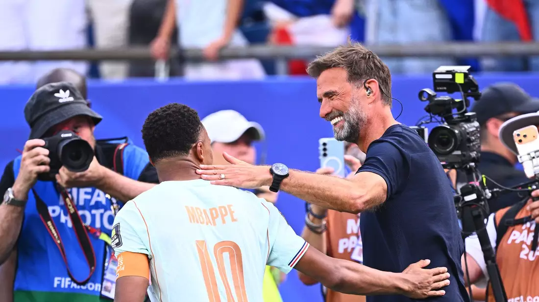 Kylian Mbappé (l.) und der designierte Bundestrainer Jürgen Klopp. - Bild: Tom Weller/dpa