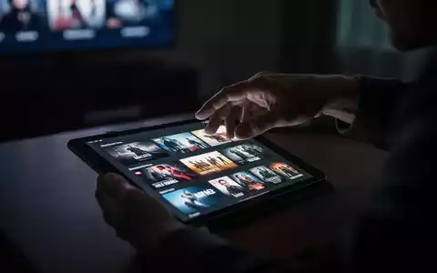 Eine Hand schwebt über einem Tablet, das zahlreiche Streaming-Optionen anzeigt, was Entscheidungsmüdigkeit symbolisiert. - Foto: über boerse-global.de