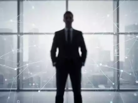 Eine stilisierte Silhouette einer Person, die fĂĽr Transparenz und Schutz von Hinweisgebern steht, vor einem abstrakten Hintergrund. - Foto: ĂĽber boerse-global.de