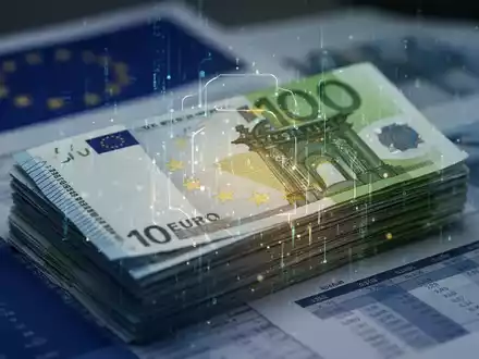 Ein Stapel Euro-Banknoten mit einer digitalen Überlagerung, die Bargeldtransaktionen und digitale Finanzen symbolisiert. - Foto: über boerse-global.de