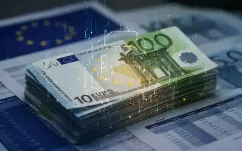 Ein Stapel Euro-Banknoten mit einer digitalen Überlagerung, die Bargeldtransaktionen und digitale Finanzen symbolisiert. - Foto: über boerse-global.de