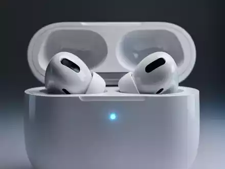 Nahaufnahme von Apple AirPods Pro 3 im geöffneten Ladecase, dezent blau leuchtend. - Foto: über boerse-global.de