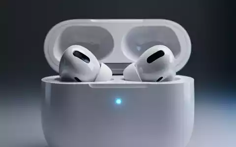Nahaufnahme von Apple AirPods Pro 3 im geöffneten Ladecase, dezent blau leuchtend. - Foto: über boerse-global.de