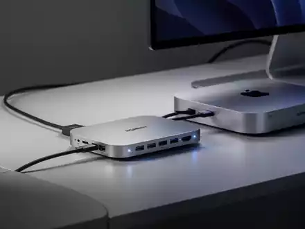 Eine Ugreen Mac Mini Dockingstation mit mehreren sichtbaren Anschlüssen, verbunden mit einem Mac Mini M4 auf einem modernen Schreibtisch. - Foto: über boerse-global.de