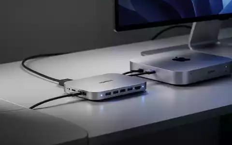 Eine Ugreen Mac Mini Dockingstation mit mehreren sichtbaren Anschlüssen, verbunden mit einem Mac Mini M4 auf einem modernen Schreibtisch. - Foto: über boerse-global.de