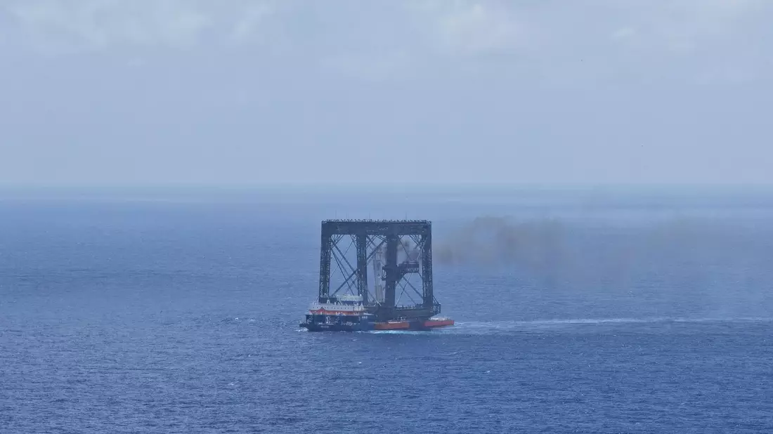 Auf dem Meer wird eine Stufe der neuen Rakete «Langer Marsch 10B» aufgefangen. - Bild: Xing Guangli/XinHua/dpa