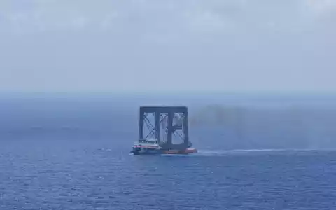 Auf dem Meer wird eine Stufe der neuen Rakete «Langer Marsch 10B» aufgefangen. - Foto: Xing Guangli/XinHua/dpa