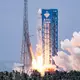 Die Trägerrakete startete vom Weltraumbahnhof und brachte einen Satelliten ins All. - Bild: Yang Guanyu/XinHua/dpa