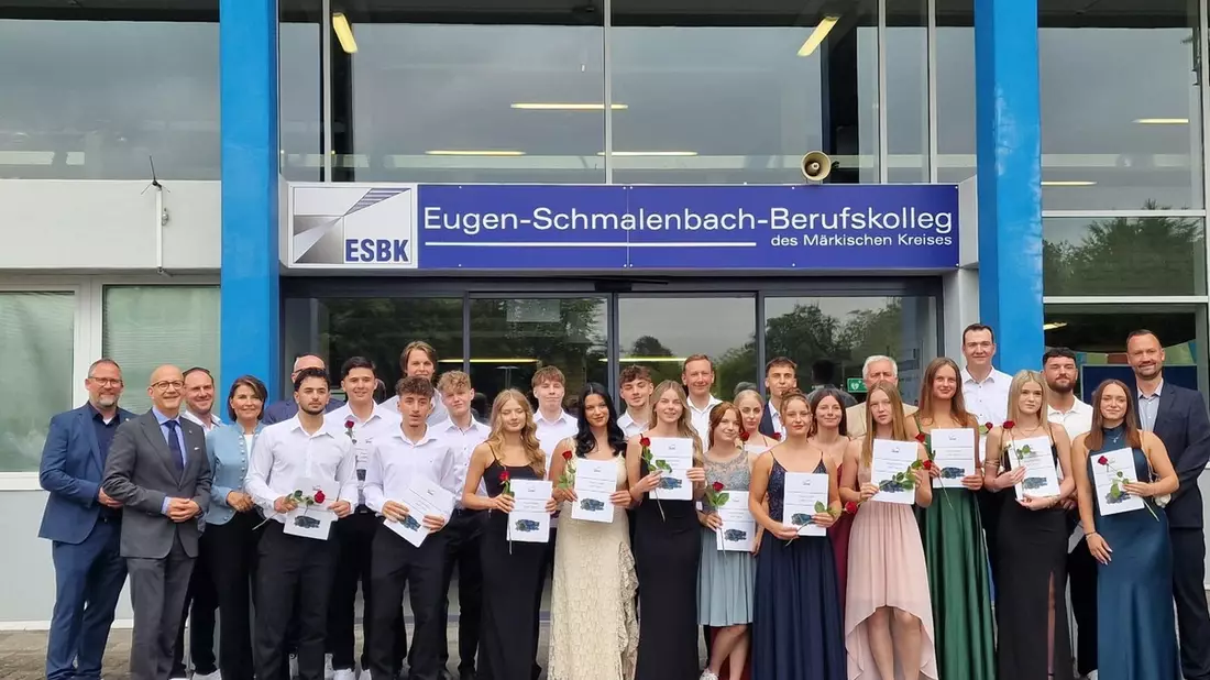 POL-HA: Zeugnisvergabe im Bildungsgang Fachoberschule Polizei - 22 Absolventinnen und Absolventen freuen sich über Fachabitur - Bild: presseportal.de