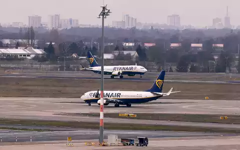 Bei einem Ryanair-Flug brach unterwegs eine Scheibe, Passagieren zufolge geriet ein Passagier in Not. (Archivbild) - Foto: Jörg Carstensen/dpa