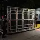 In einer Art Metallverkleidung wurde der fragile Teppich transportiert.  - Bild: Kwiyeon Ha/AP/dpa