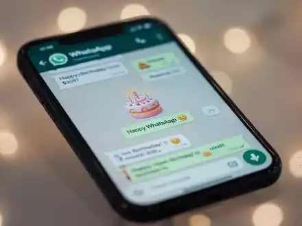 Ein Smartphone-Bildschirm mit einem WhatsApp-Chat und einem kleinen Geburtstagskuchen-Symbol, das auf eine neue Geburtstagserinnerungsfunktion hinweist. - Foto: über boerse-global.de