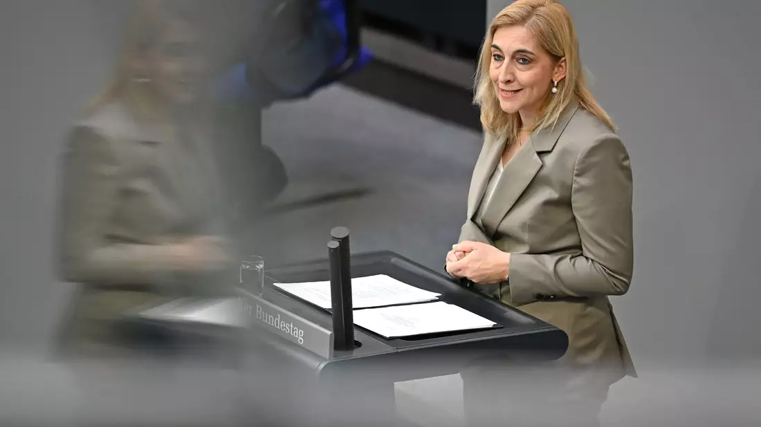 Ministerin Nina Warken (CDU) warb für das Spargesetz.  - Bild: Elisa Schu/dpa
