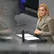 Ministerin Nina Warken (CDU) warb für das Spargesetz.  - Bild: Elisa Schu/dpa