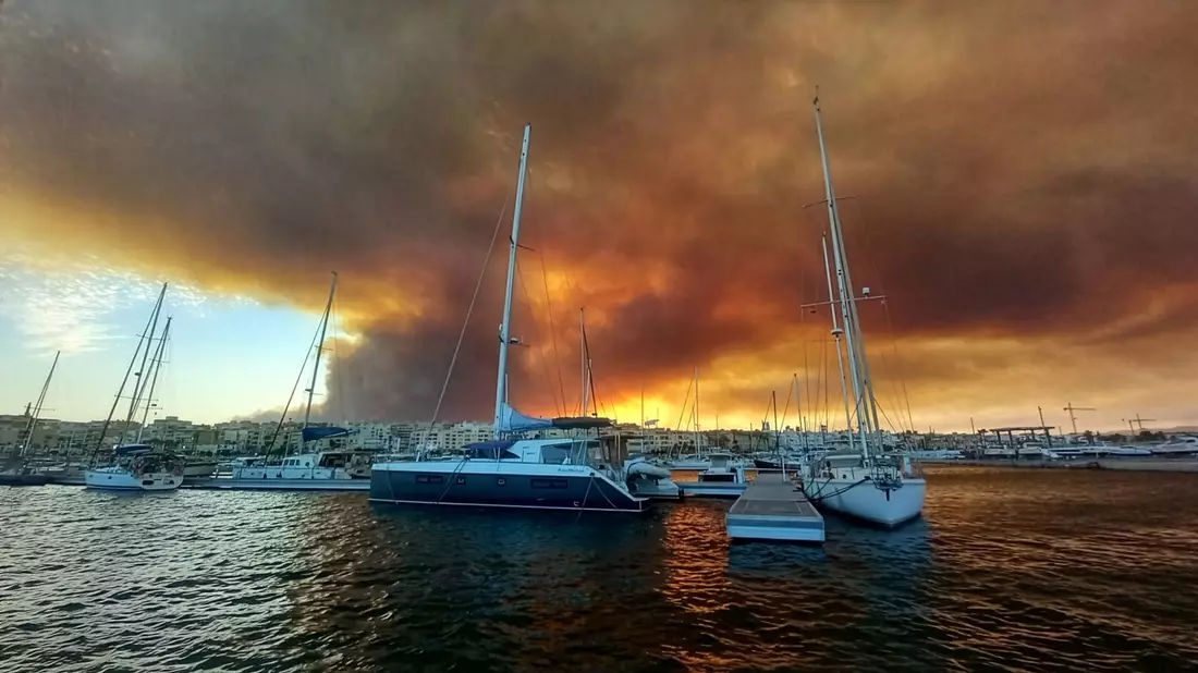 Der Brand wütet unweit der Mittelmeerküste. - Bild: -/EUROPA PRESS/dpa