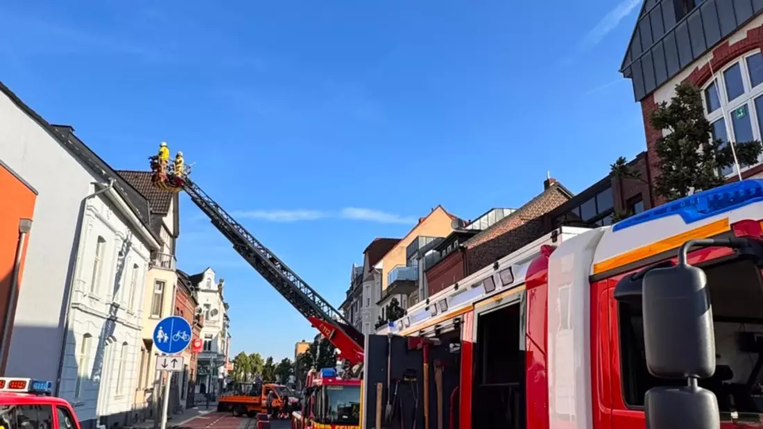 FW Grevenbroich: Ein Verletzter bei Dachstuhlbrand in Grevenbroich - Bild: presseportal.de