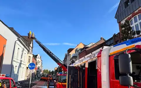FW Grevenbroich: Ein Verletzter bei Dachstuhlbrand in Grevenbroich - Foto: presseportal.de