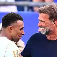 Die WM ist für Klopp auch ein Treffpunkt mit den Weltstars.  - Foto: Tom Weller/dpa