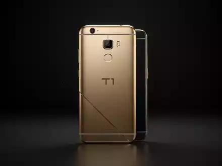 Goldfarbenes Smartphone, ähnlich einem HTC-Gerät, mit dezenter 'T1'-Markierung, professionell fotografiert vor dunklem Hintergrund. - Foto: über boerse-global.de