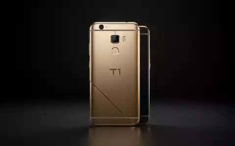 Goldfarbenes Smartphone, ähnlich einem HTC-Gerät, mit dezenter 'T1'-Markierung, professionell fotografiert vor dunklem Hintergrund. - Foto: über boerse-global.de