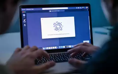 Nahaufnahme eines Laptop-Bildschirms mit einer Microsoft Teams-Fehlermeldung, Hände über der Tastatur. - Foto: über boerse-global.de