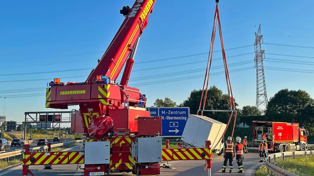 FW-M: Schweres Heben nach Unfall (Langwied) - Bild: presseportal.de