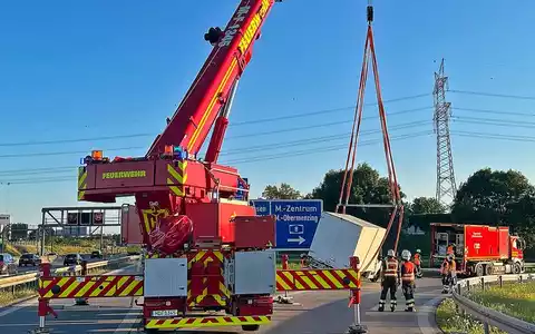 FW-M: Schweres Heben nach Unfall (Langwied) - Foto: presseportal.de