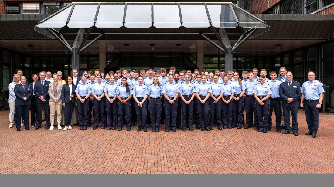 POL-WES: Kreis Wesel- 59 Kommissaranwärterinnen und Kommissaranwärter starten ihr erstes Praktikum bei der Kreispolizeibehörde Wesel - Bild: presseportal.de