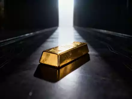 Ein glänzender Goldbarren auf dunkler Fläche, umgeben von Linien, die einen engen Korridor andeuten, mit hellem Licht am Ende. - Foto: über boerse-global.de
