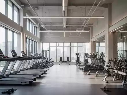 Ein modernes, geräumiges Fitnessstudio mit verschiedenen Trainingsgeräten, das Konsolidierung und Expansion in der Fitnessbranche symbolisiert. - Foto: über boerse-global.de
