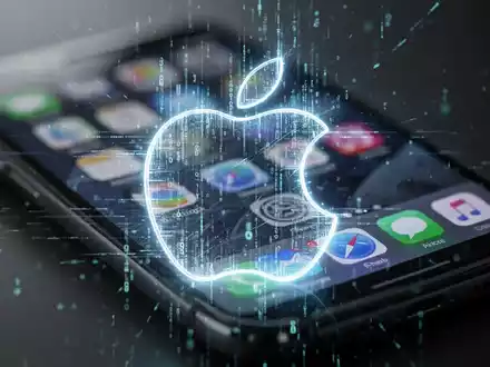 Ein stilisiertes, leuchtendes Apple-Logo aus digitalem Code auf einem verschwommenen Smartphone-Bildschirm mit App-Symbolen. - Foto: über boerse-global.de