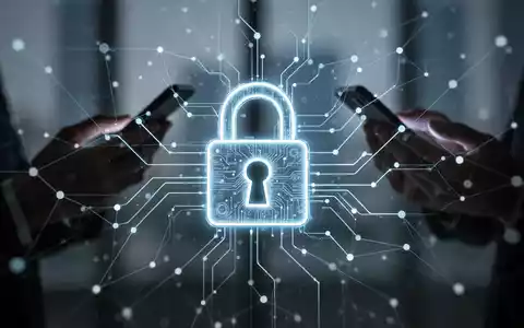 Leuchtendes digitales VorhĂ€ngeschloss ĂŒber einem Netzwerk aus Linien und Punkten, verschwommene HĂ€nde mit Smartphones im Hintergrund, symbolisiert sichere Authentifizierung. - Foto: ĂŒber boerse-global.de