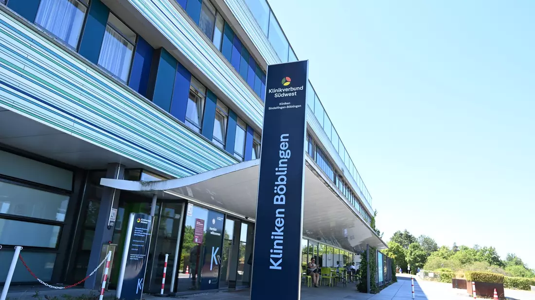 Einem Polizeisprecher zufolge war das Frühgeborene mit einem Gewicht von unter einem Kilogramm in der Klinik auf die Welt gekommen und dann verstorben. - Bild: Bernd Weißbrod/dpa