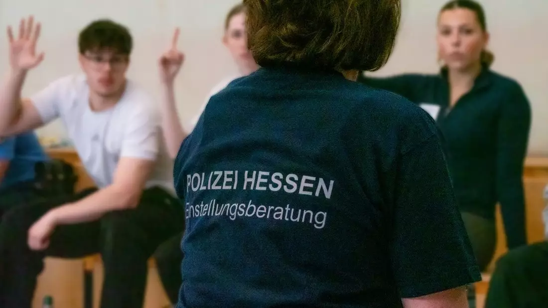 Mittelhessen: WETTERAUKREIS: Polizeipräsidium Mittelhessen bietet Ferientalk für Interessierte am Polizeiberuf an: 1.000 Möglichkeiten - ist der Polizeiberuf der richtige für mich? - Bild: presseportal.de