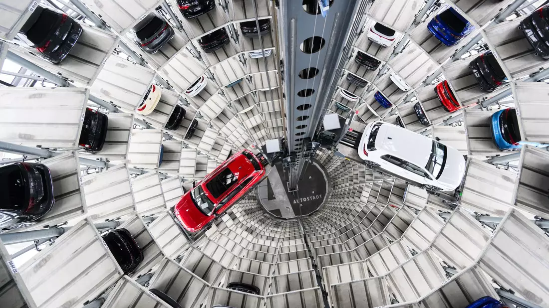 Die Auslieferungen von VW schwächeln. (Archivbild) - Bild: Julian Stratenschulte/dpa